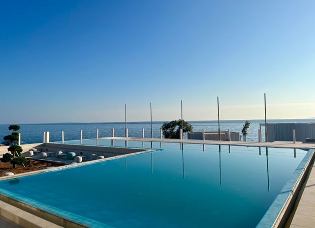 Infinity-Pool mit Meerblick