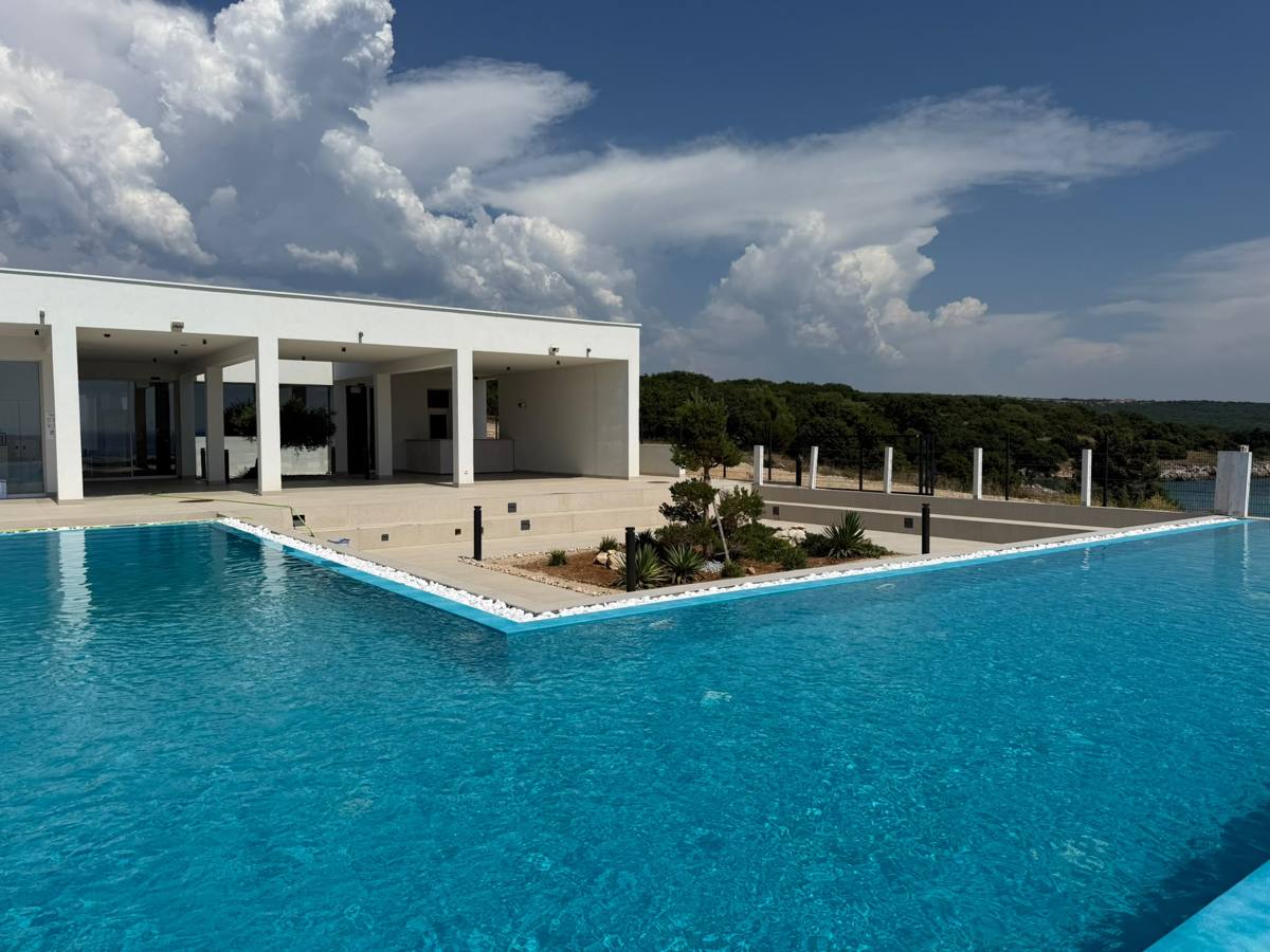 Servicegebäude mit Pool