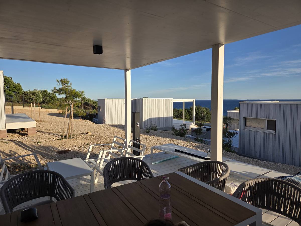 Überdachte Terrasse mit Meerblick